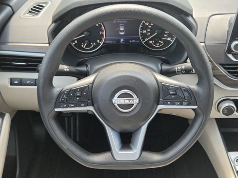 Used 2025 Nissan Altima 2.5 SV FWD image 14