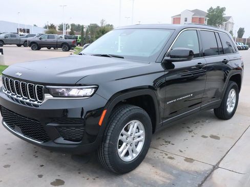 New 2025 Jeep Grand Cherokee Laredo image 9