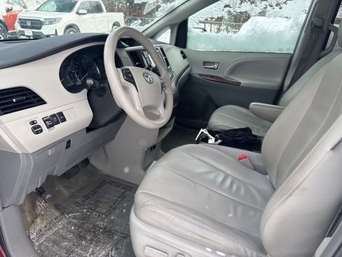 Used 2013 Toyota Sienna XLE image 11