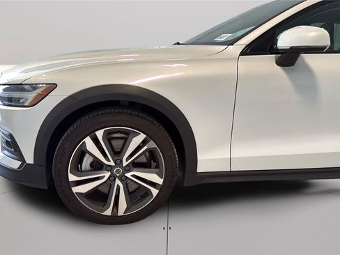 Used 2025 Volvo V60 B5 Cross Country Plus AWD/4WD image 19