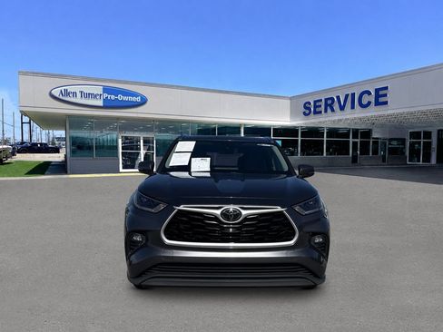 Used 2021 Toyota Highlander XLE FWD image 3