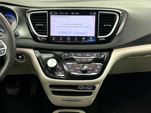 Certified 2023 Chrysler Pacifica Touring-L FWD image 12