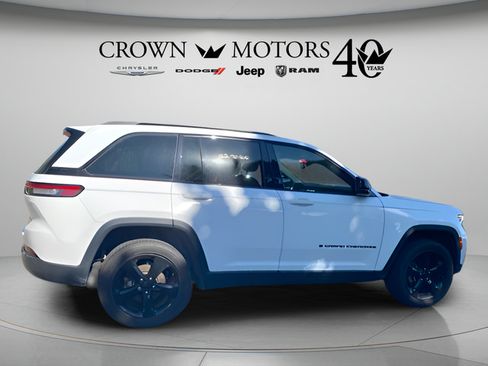 Used 2022 Jeep Grand Cherokee Altitude AWD/4WD image 12