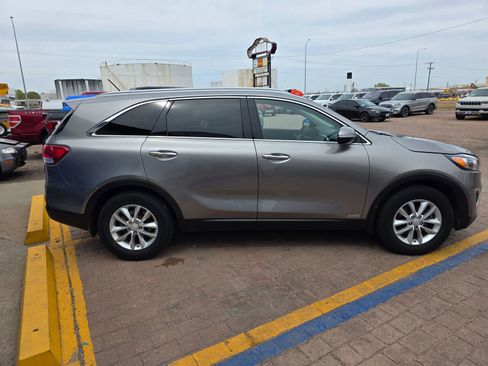 Used 2017 Kia Sorento AWD image 4