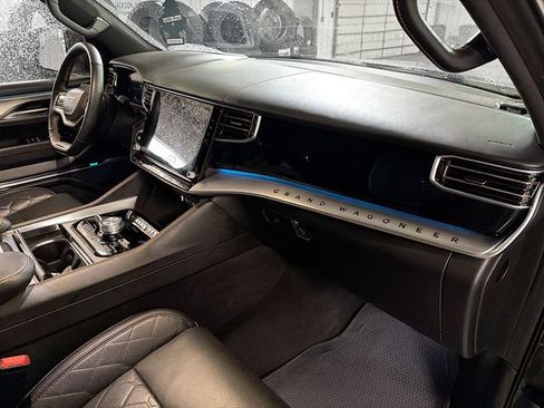 Used 2023 Jeep Grand Wagoneer Series III image 12