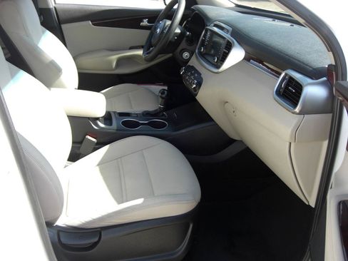 Used 2018 Kia Sorento FWD image 16