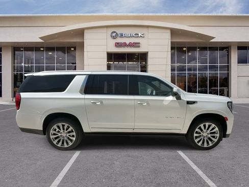 Used 2022 GMC Yukon XL Denali w/ Denali Premium Package AWD/4WD image 16