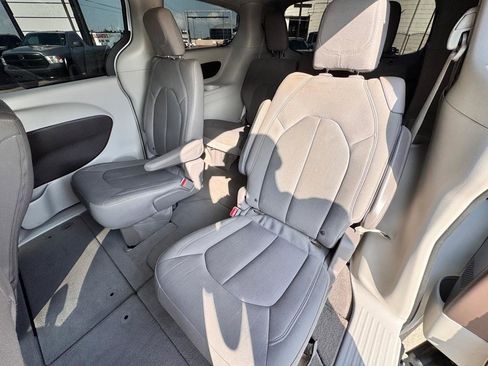 Used 2017 Chrysler Pacifica LX FWD image 14