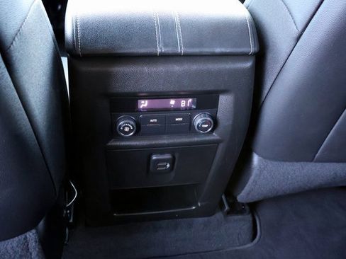 Used 2023 Chevrolet Traverse LT image 28