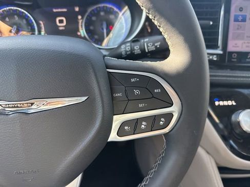 Used 2024 Chrysler Pacifica Limited FWD image 36