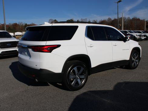 Used 2022 Chevrolet Traverse LT w/ LT Premium Package image 6