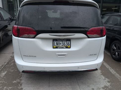Used 2017 Chrysler Pacifica Limited w/ Advanced Safetytec Group FWD image 3
