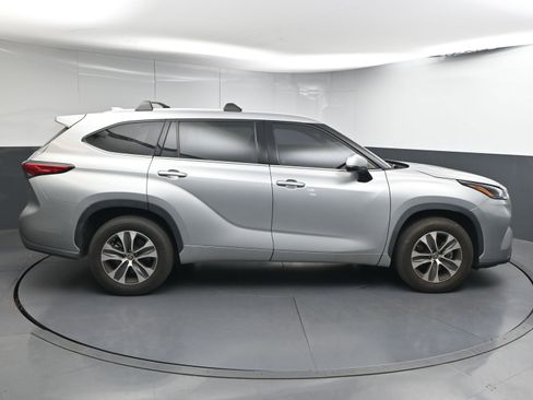 Used 2022 Toyota Highlander XLE image 9