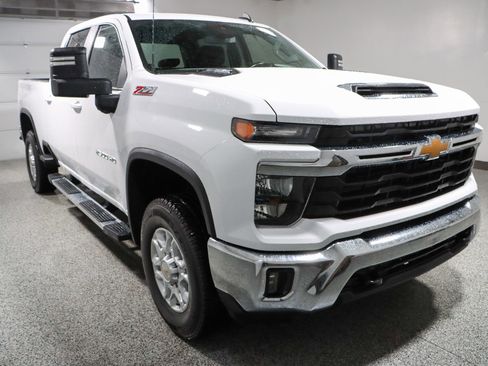 Used 2024 Chevrolet Silverado 2500 LT AWD/4WD image 5