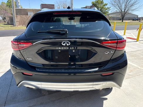 Used 2017 INFINITI QX30 Premium w/ Navigation Package image 12