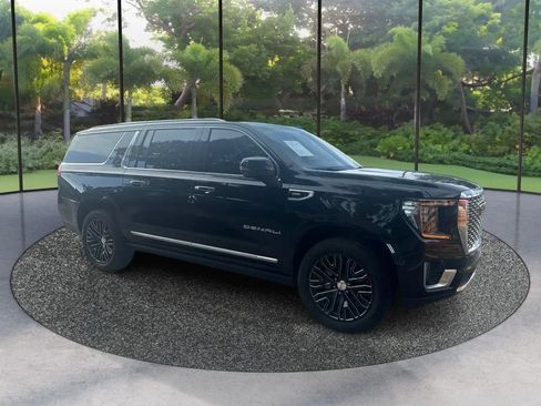 Used 2021 GMC Yukon XL Denali w/ Denali Premium Package AWD/4WD image 3