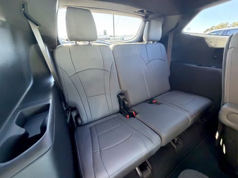 Used 2023 Buick Enclave Essence image 18