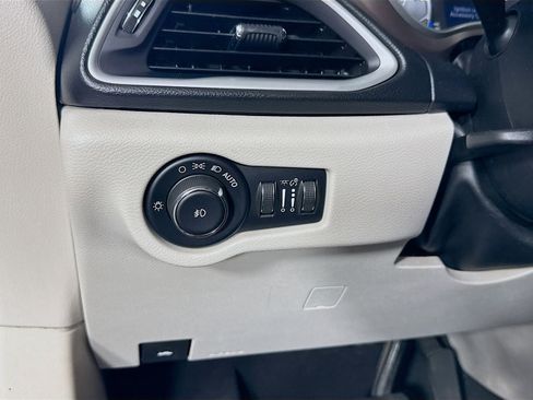 Used 2017 Chrysler Pacifica Touring-L FWD image 11