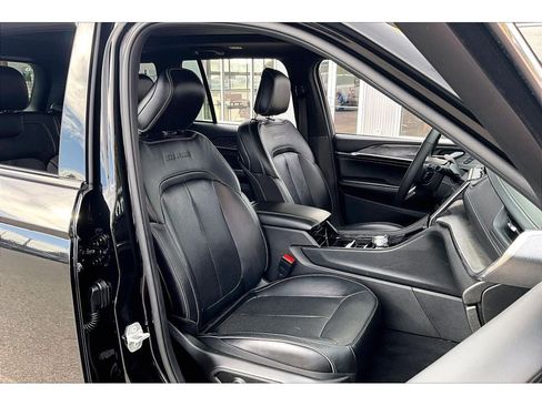 Used 2024 Jeep Grand Cherokee Overland AWD/4WD image 8