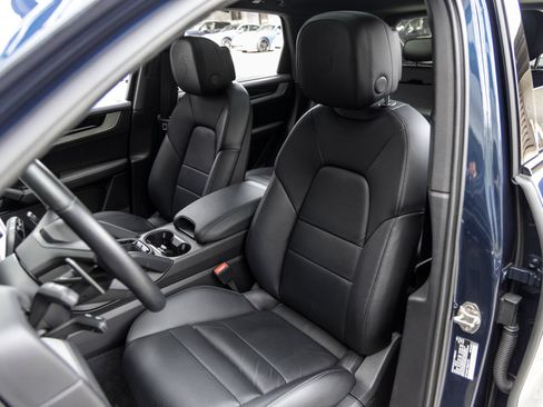 Certified 2024 Porsche Cayenne AWD/4WD image 5