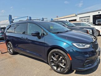 Used 2021 Chrysler Pacifica Touring-L w/ Uconnect Theater Family Group AWD/4WD video 1