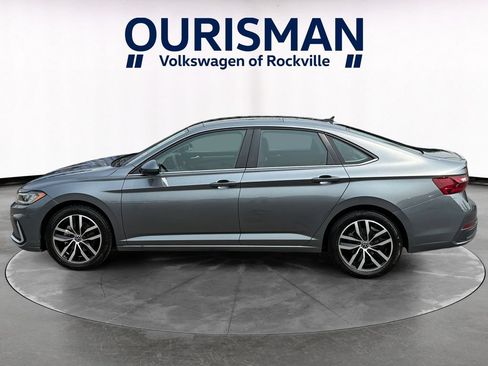 Used 2025 Volkswagen Jetta SE FWD image 3