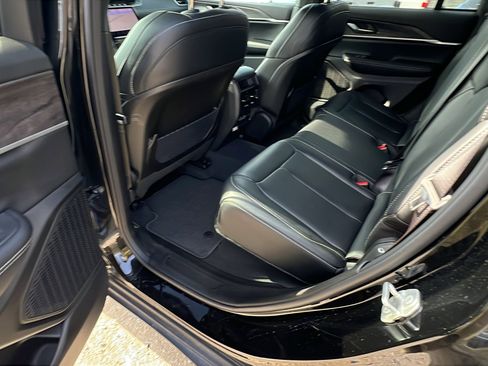 Certified 2024 Jeep Grand Cherokee Limited image 24