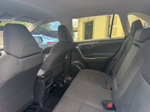 Used 2019 Toyota RAV4 LE AWD/4WD image 6