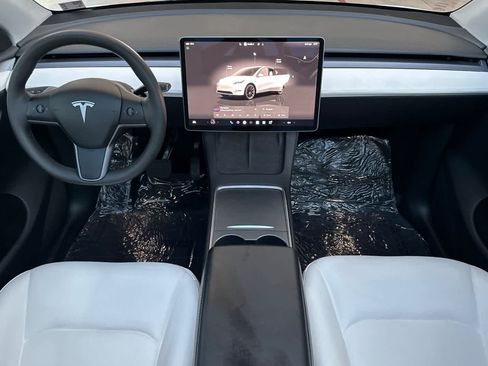 Used 2024 Tesla Model Y Long Range AWD/4WD image 3