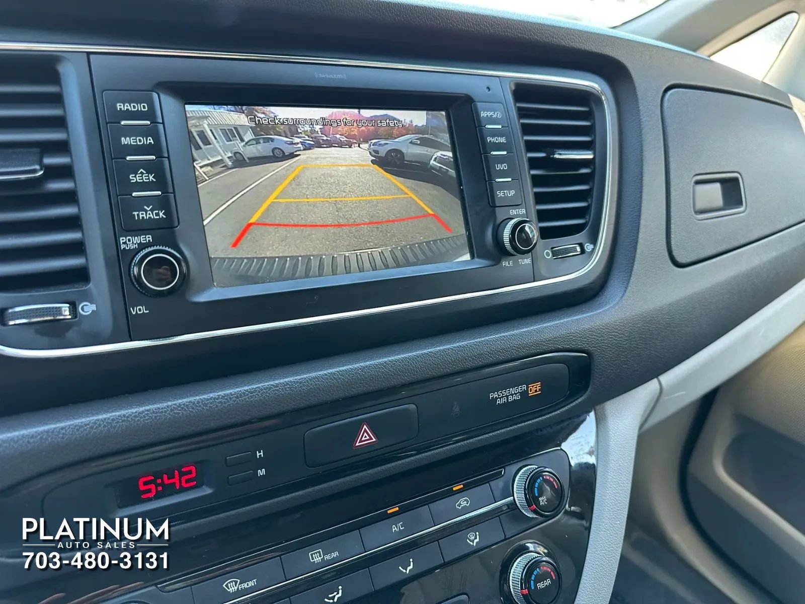 Used 2017 Kia Sedona LX w/ LX Essentials Premium Package FWD image 12