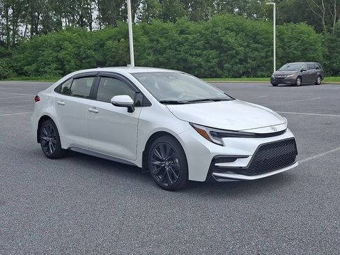 Used 2026 Toyota Corolla SE w/ SE Premium Package FWD image 3