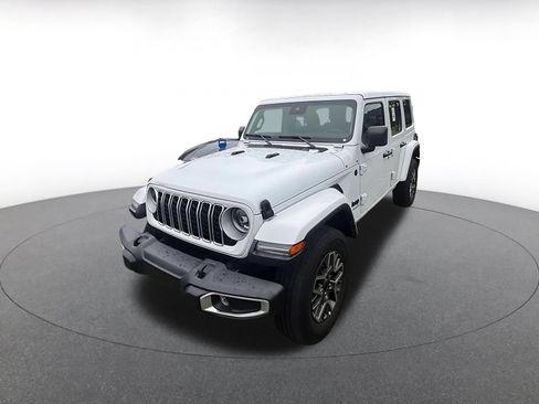 Used 2025 Jeep Wrangler Unlimited Sahara AWD/4WD image 4