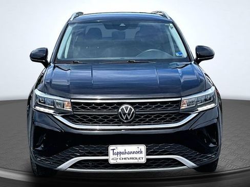 Used 2024 Volkswagen Taos SE FWD image 2