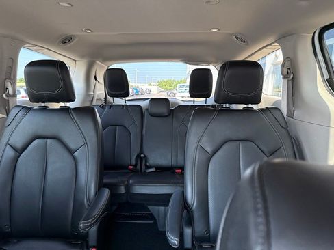 Used 2023 Chrysler Pacifica Touring-L AWD/4WD image 12
