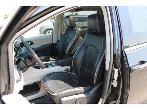 Used 2023 Chrysler Pacifica Limited image 14