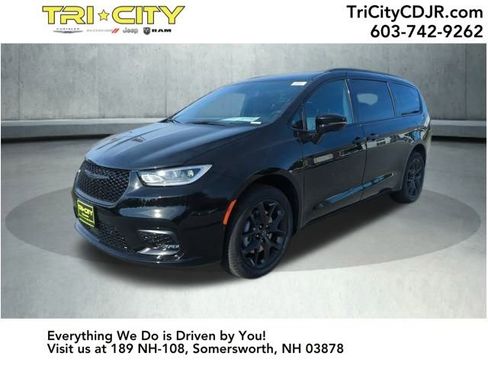 New 2026 Chrysler Pacifica Limited w/ S Appearance Package image 2