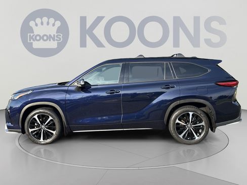 Used 2022 Toyota Highlander XSE AWD/4WD image 2