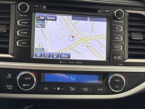 Used 2019 Toyota Highlander XLE image 21