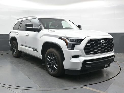 Used 2025 Toyota Sequoia Platinum AWD/4WD image 6