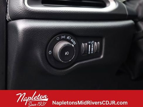 Used 2025 Chrysler Pacifica Select image 11