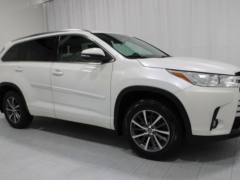 Used 2018 Toyota Highlander XLE w/ Protection Package #3 AWD/4WD image 4