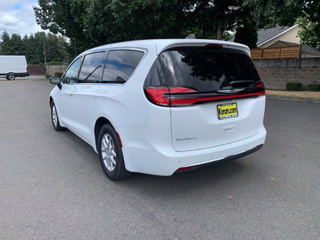 Used 2025 Chrysler Pacifica Select FWD image 3