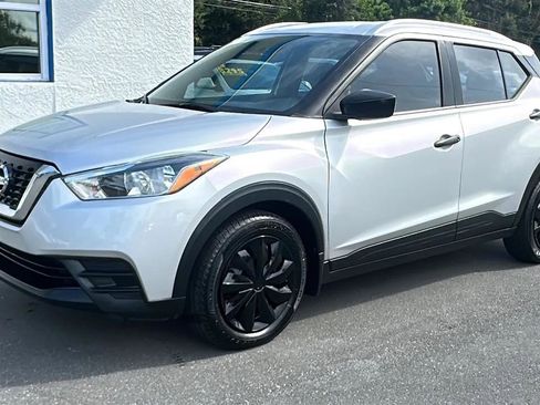 Used 2019 Nissan Kicks S FWD image 2