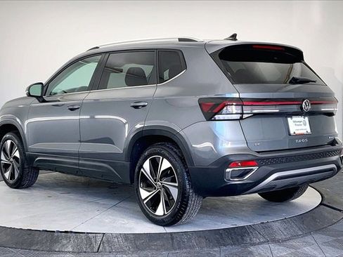 Used 2025 Volkswagen Taos SE w/ Panoramic Sunroof Package image 12