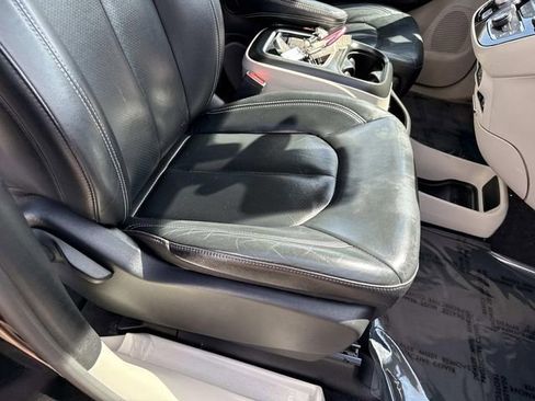 Used 2022 Chrysler Pacifica Touring-L image 10