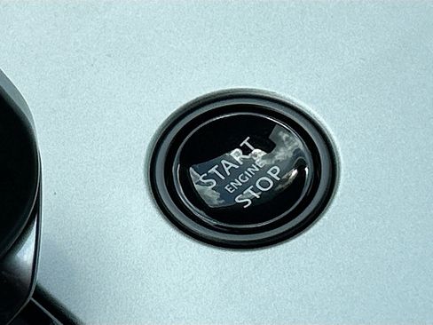 New 2025 Land Rover Range Rover SV image 29