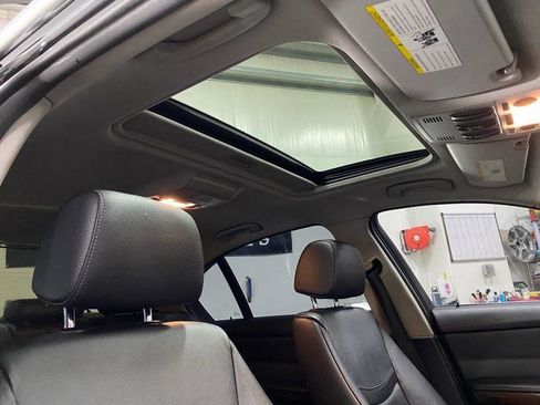 Used 2011 BMW 335i xDrive Sedan image 24