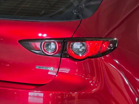 Used 2020 MAZDA MAZDA3 Hatchback w/ Preferred Package FWD image 12