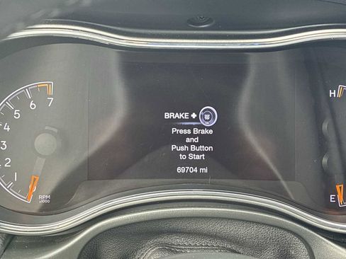 Used 2022 Jeep Grand Cherokee Laredo X image 10