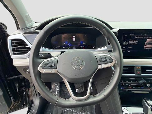 Used 2025 Volkswagen Taos SE AWD/4WD image 11